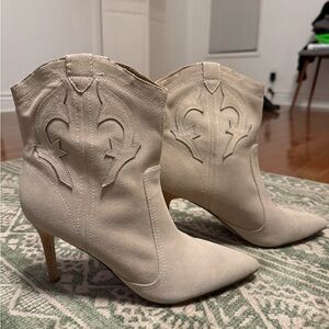 Nine West beige flow Women's Cream leather-shade Pointed-Toe Western Ankle Boots